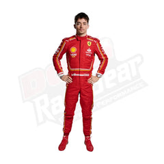 Rennanzug von Charles Leclerc für die Scuderia Ferrari 2024